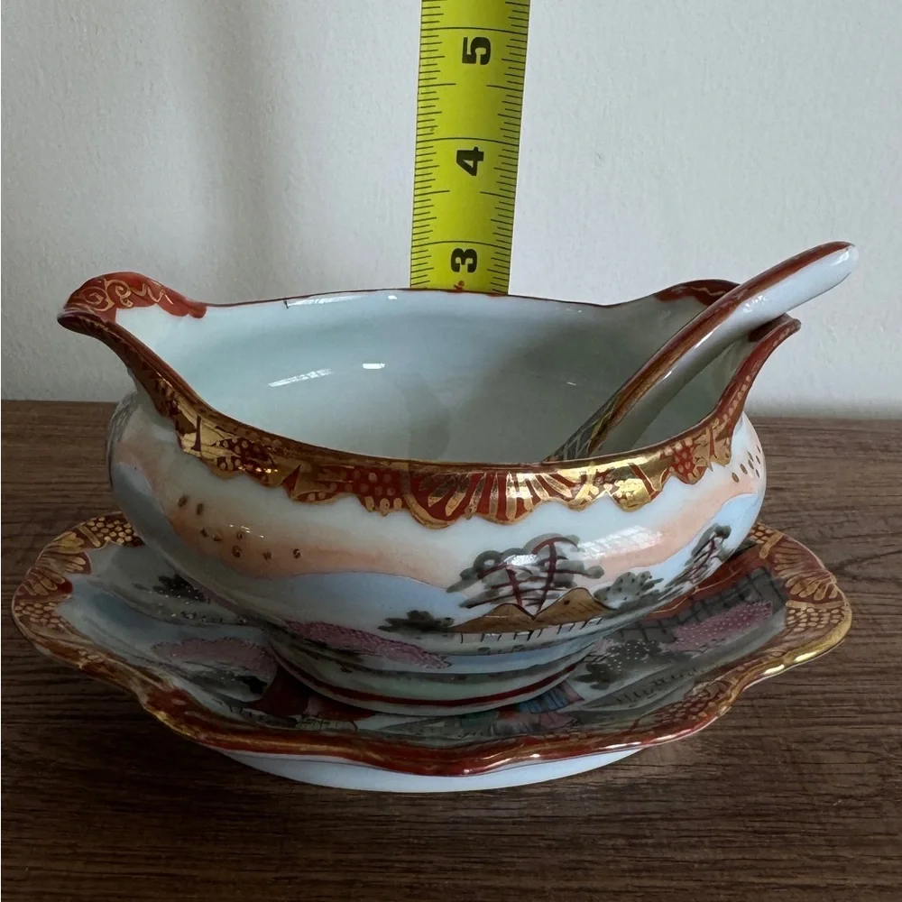 Elegant Japanese Porcelain Gravy Boat with Spoon - Picture 7 of 7